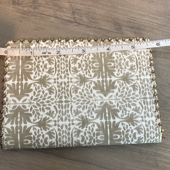 💚 Beige and tan coloured passport Holder with beading along edges - Picture 4 of 5